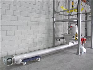 Big bag discharge station with hoist and discharge screw