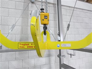 Big bag discharge station with hoist and discharge screw