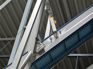 Neerklapbare opvoerband met mobiele zakkenstort