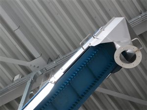 Neerklapbare opvoerband met mobiele zakkenstort