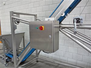 Neerklapbare opvoerband met mobiele zakkenstort