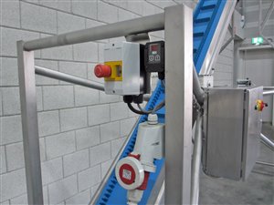 Neerklapbare opvoerband met mobiele zakkenstort