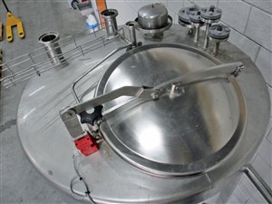 rvs tank 1600 liter met trap en bordes